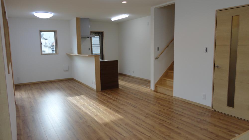 Living.  [Building A] LDK went there was or floor heating. The feeling is good on the floor of solid wood wind. 