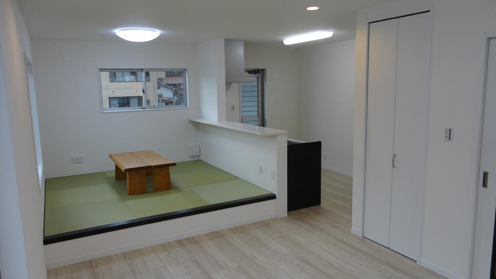 Living.  [Building B] Tatami dining overlooking from the kitchen, Sit down you can dine in the parlor! 