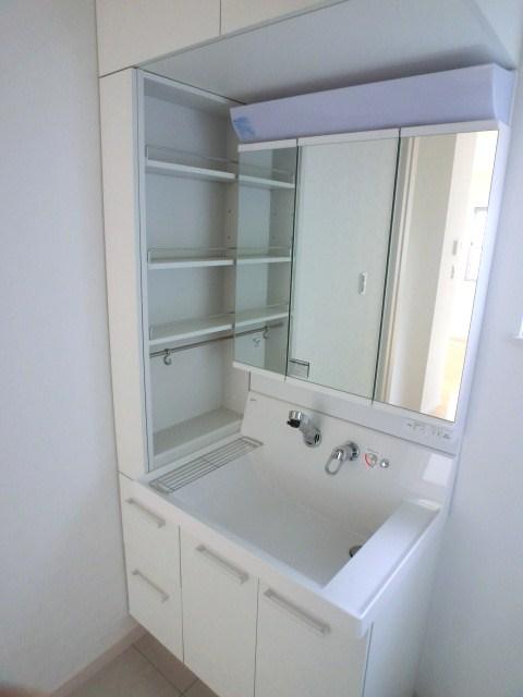 Wash basin, toilet. Room (August 2013) Shooting