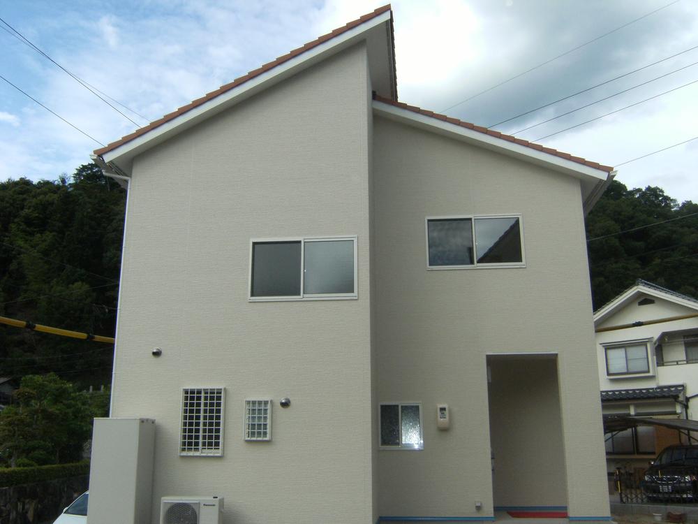 Local photos, including front road. It was completed. 