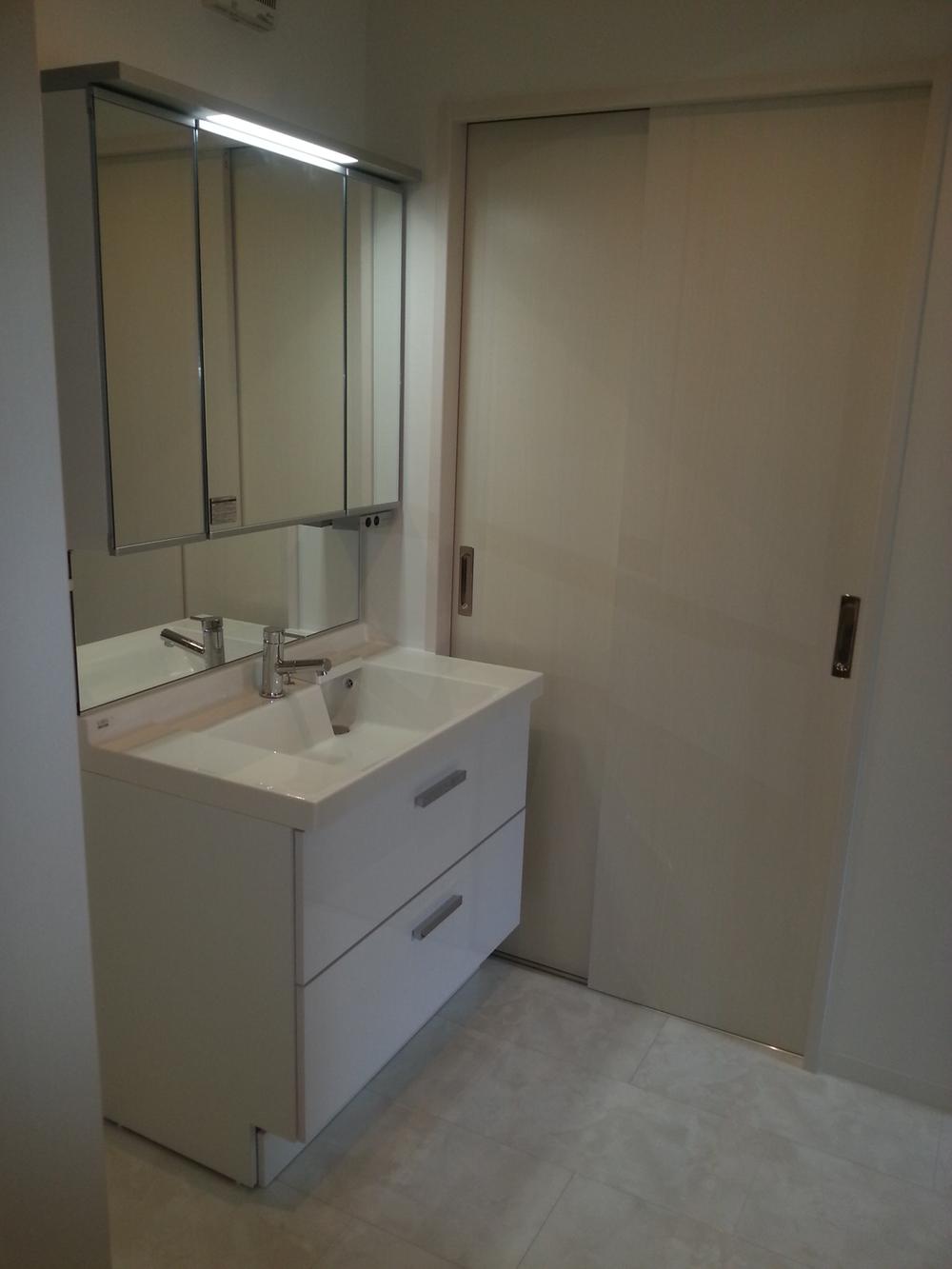 Wash basin, toilet. Indoor (June 2013) Shooting