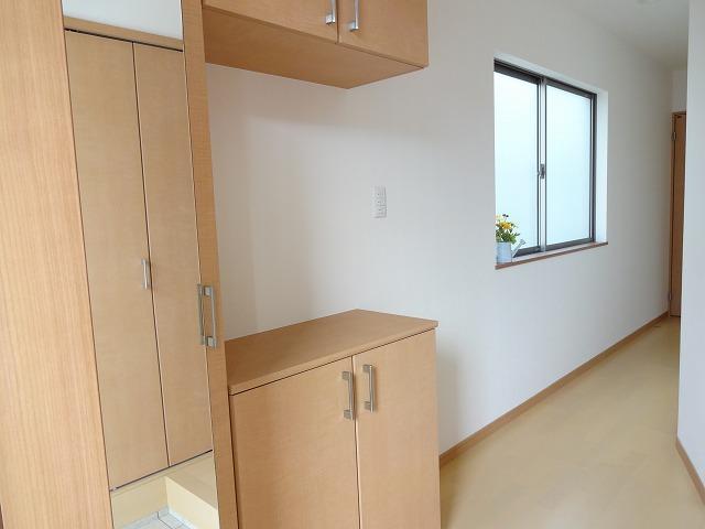 Entrance. Since the entrance there is a mirror, You can also before grooming check of outing