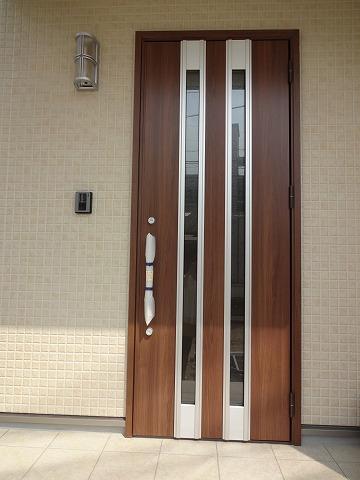 Entrance. It celebrates the family in the fashionable entrance