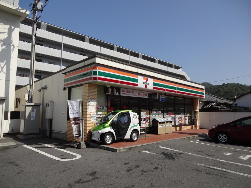 Convenience store. The Seven-Eleven in the place of a 1-minute walk! !  But it is useful bit of time (^^) Convenient for shopping also nearby supermarket to other