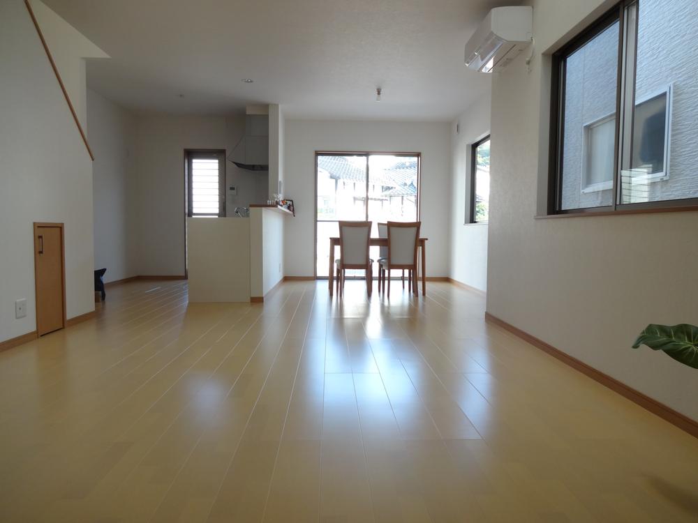 Living. We are living in the bright 18.6 quires that blow. It seems more and more conversation of nature and family