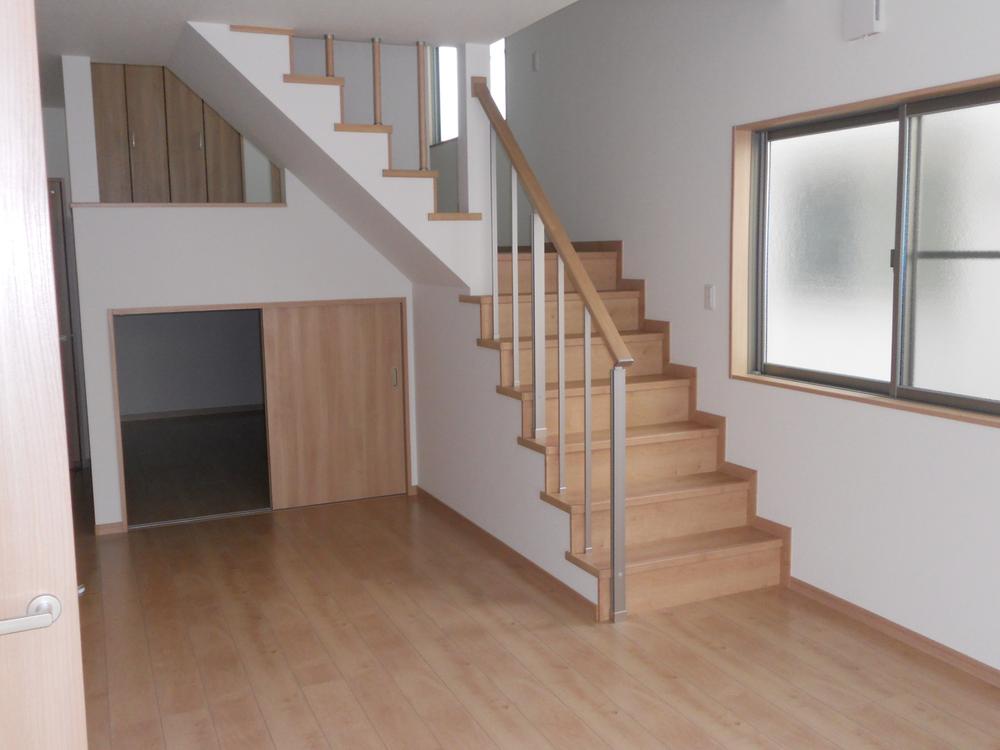 Living. Living is the stairs. There is a Japanese-style room in the raised place.  Under the Japanese-style large-scale storage of 6.5 tatami. 