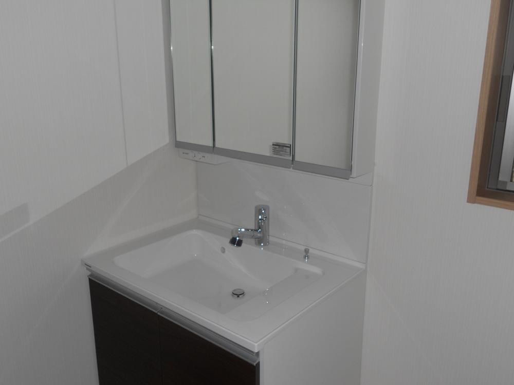 Wash basin, toilet. You can also morning Shan. 