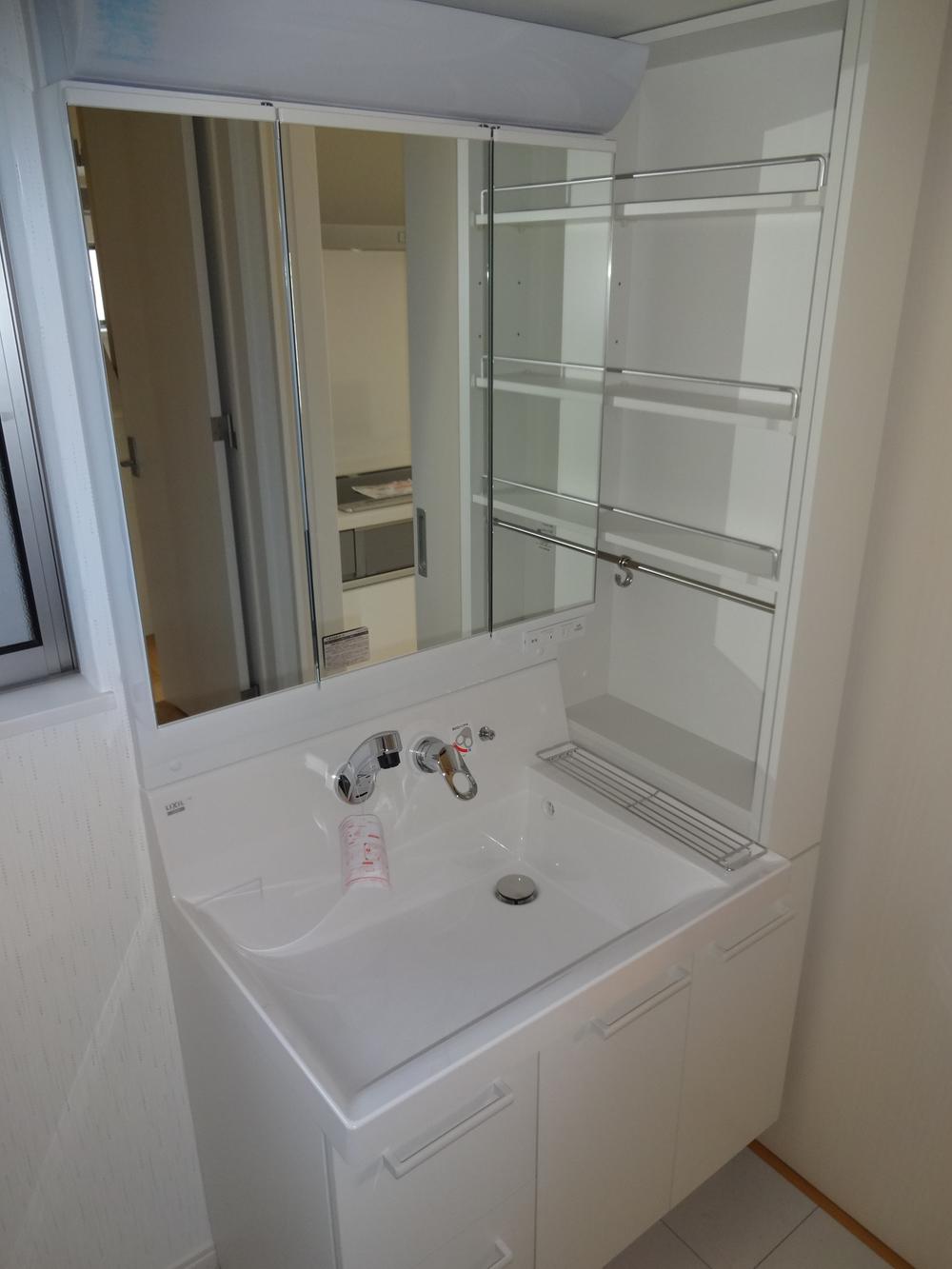 Wash basin, toilet. Indoor (10 May 2013) Shooting