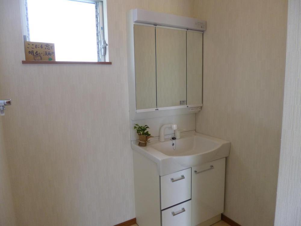 Wash basin, toilet. (June 2013) Shooting