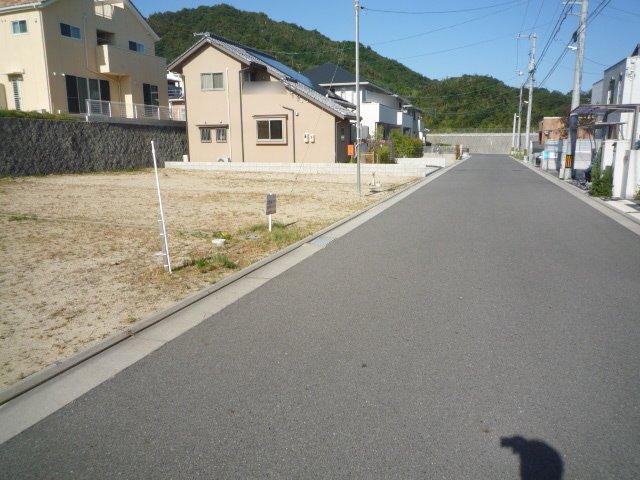 Local photos, including front road.   Front road: 6m