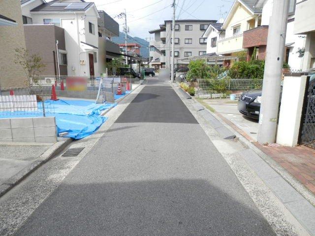 Local photos, including front road.   Front street: East 4m