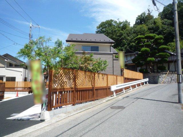 Local photos, including front road.  Public road: Southeast 4.7m Driveway: northwest 4m Road position specified Yes