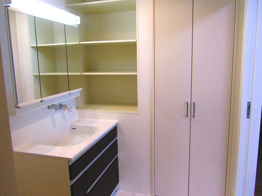 Wash basin, toilet. Shampoo dresser (triple mirror)