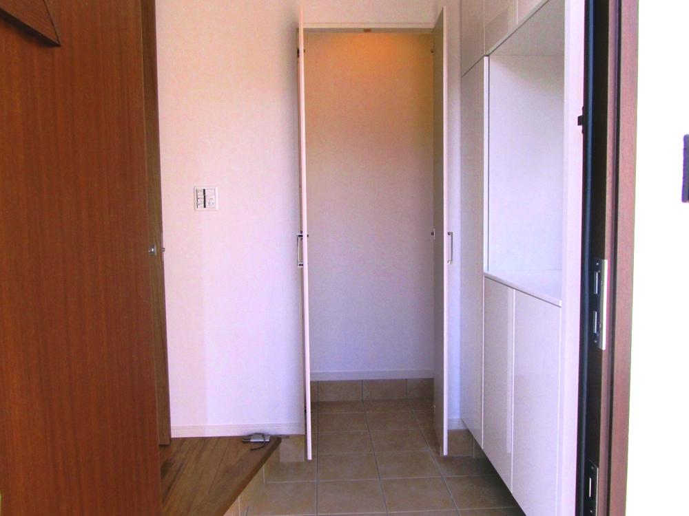 Receipt. Entrance shoes cloak (storage room)