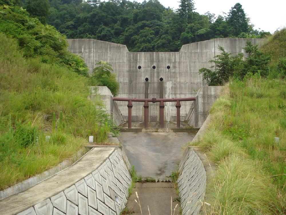 Security equipment. To all of the swamp hinterland, 8 places the management type Sabo dam with a road on which the vehicle can pass in order to get rid of the accumulated soil and sand, The regulating pond that flows into the river downstream has been construction six locations.