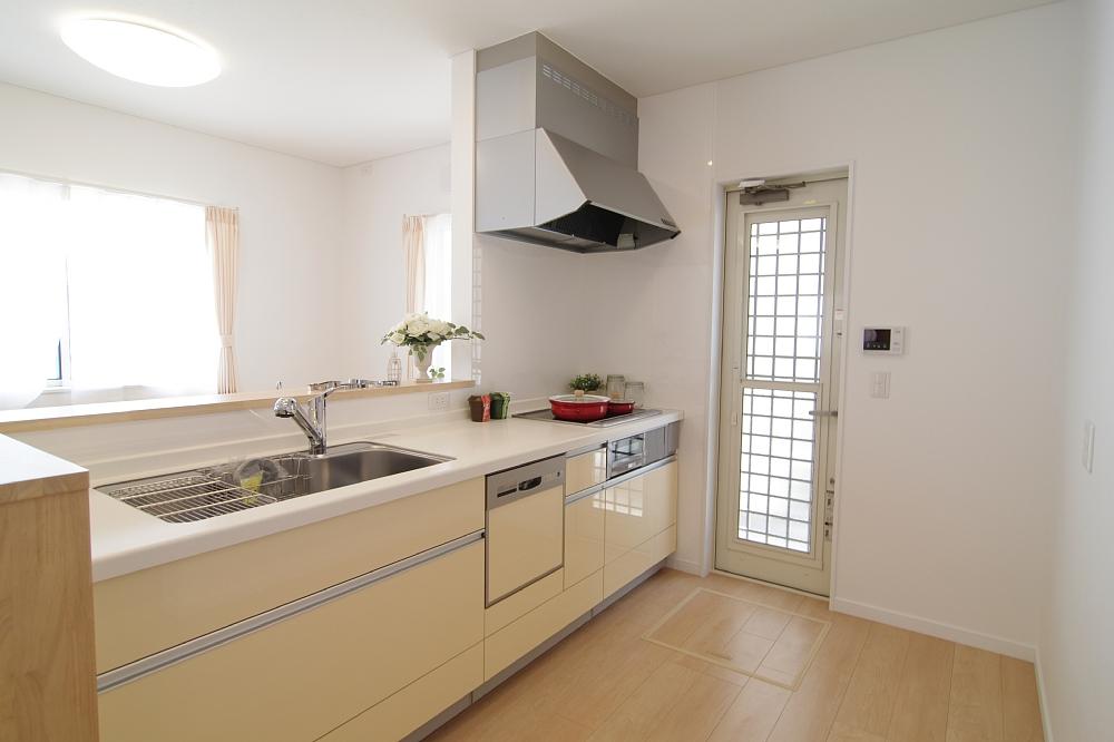 Kitchen. Was provided with a pantry of large capacity is next to the kitchen. You can continue to accommodate the things that you buy, Convenient for storage of root sheets that do not fit in the refrigerator.