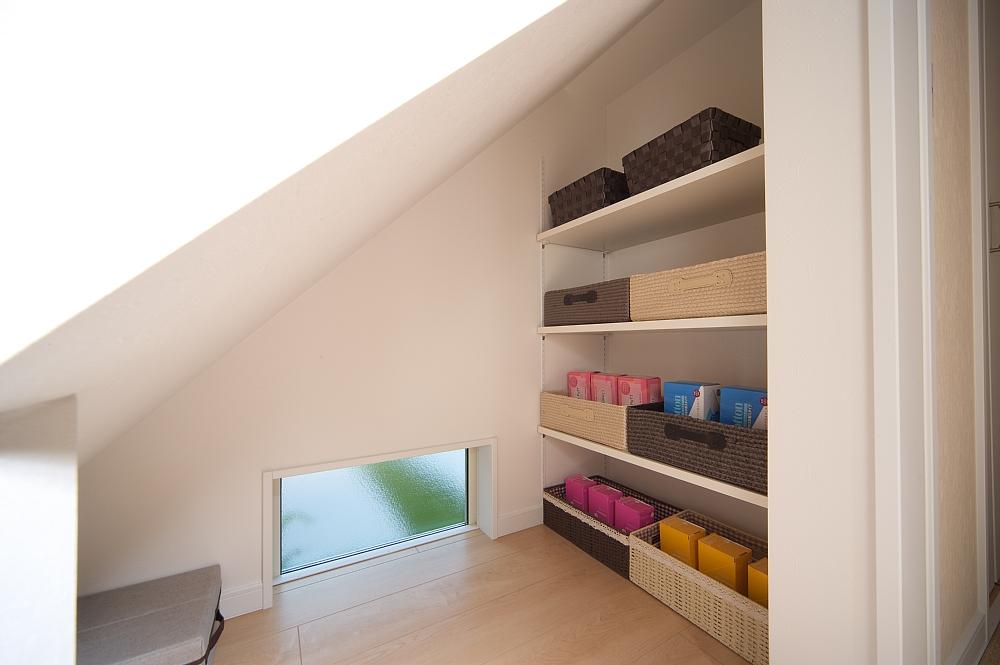 Living. Stairs under housed, In the housing, such as children's toys. Fosters a child organize can.