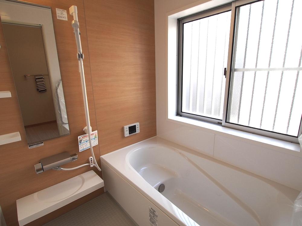 Bathroom. Wall color to bring a warm impression, While you soak in the tub, Further relax heal the fatigue of the day.