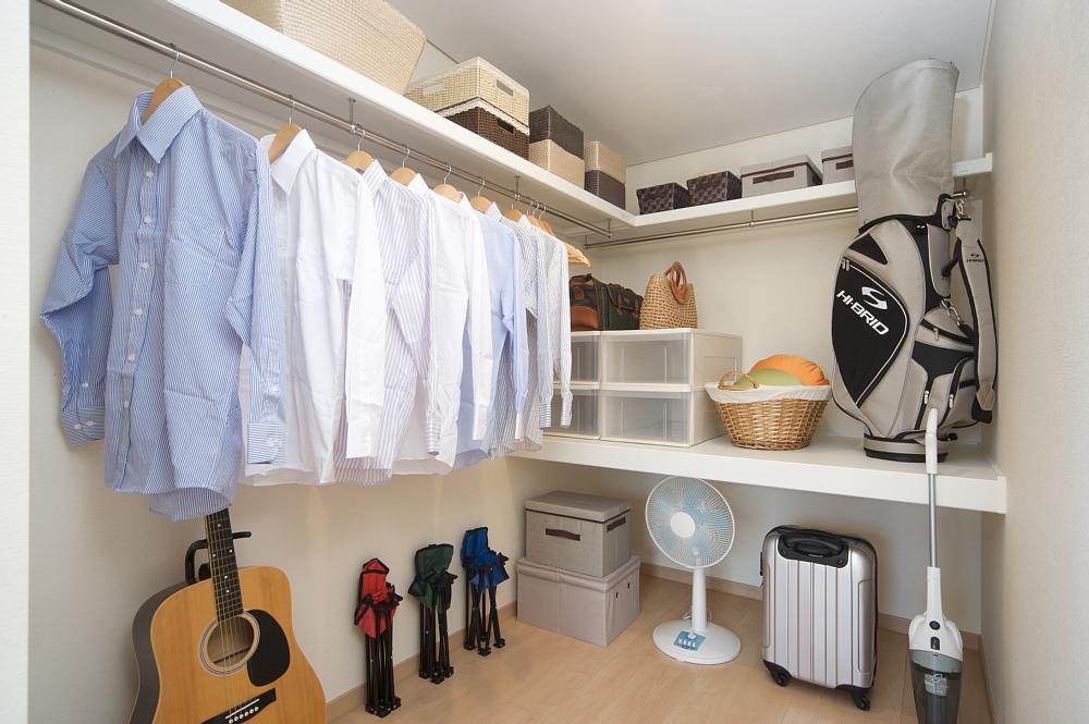 Kitchen. To Wo Quinn closet adjacent to the master bedroom, It will be paid together clothing and seasonal supplies.