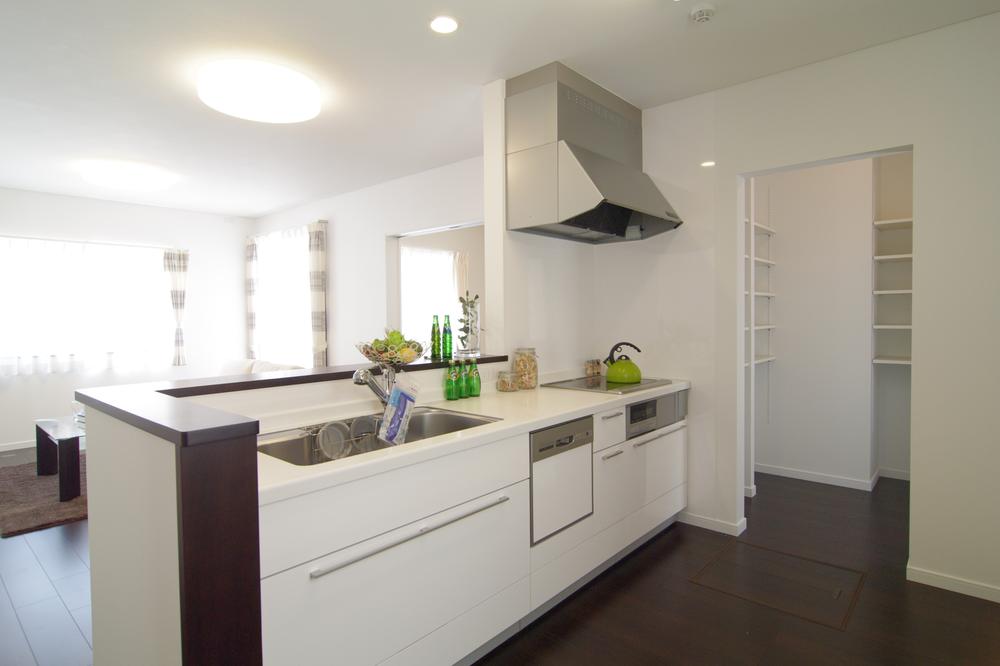 Kitchen. Because right next to the kitchen counter of dining, Rakuchin cook strokes! Mom great help (^^)