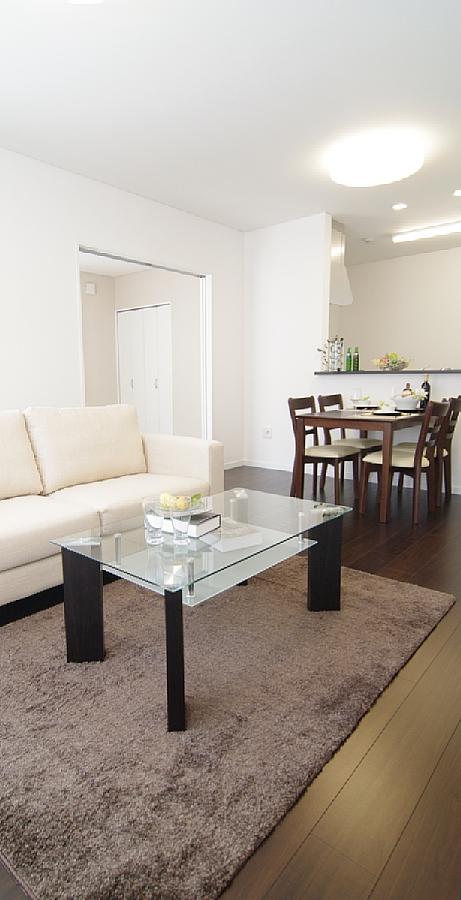 Living. The color of the interior of calm in the modern taste will feel a little adult space. The whole family is likely to gather as a relaxing place!