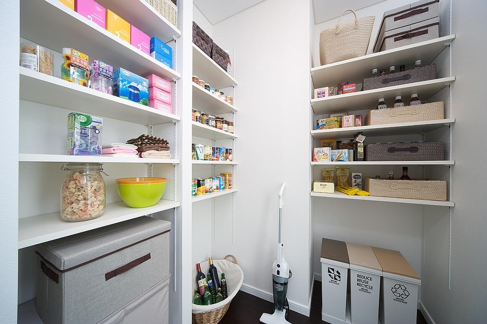 Local appearance photo. Shoes that had carelessly too buy, Every year does not go out of courage more crowded luggage ... ally of such mom throw away.