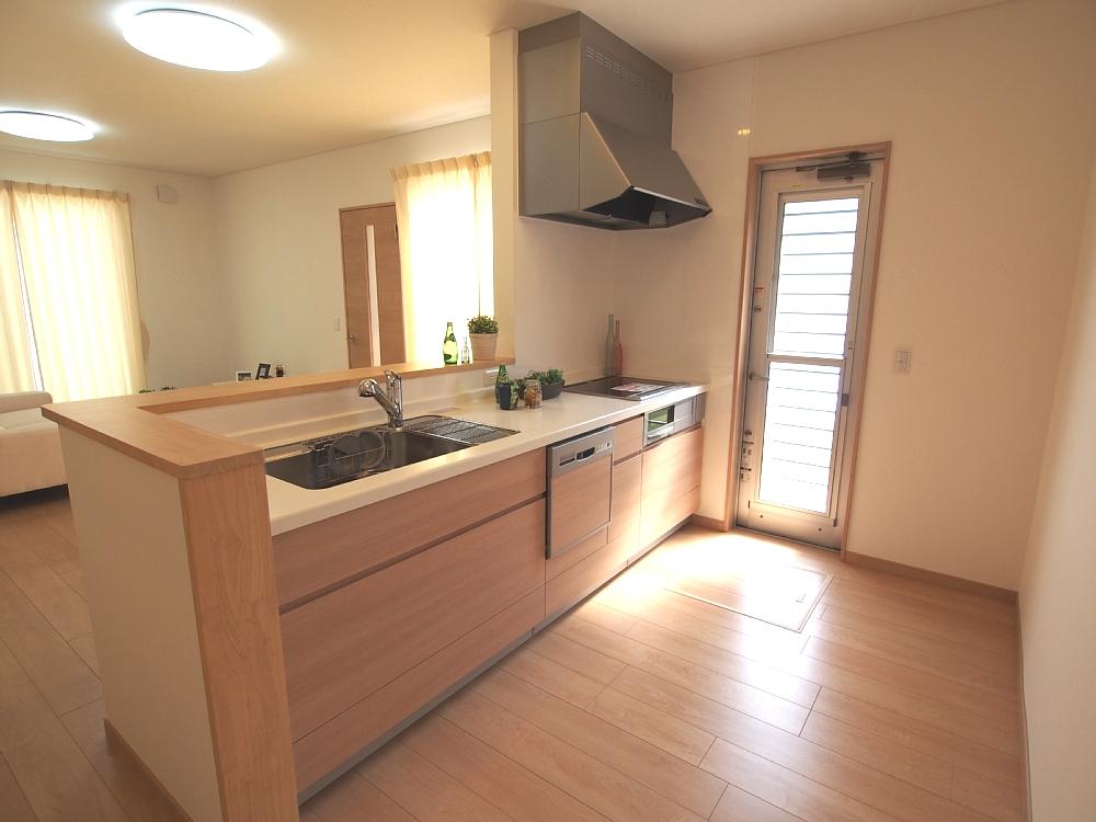 Kitchen. 1F kitchen beside Pantry, Put together a stock goods, Convenience easier to find what you need. To help clean the kitchen! (^^)!