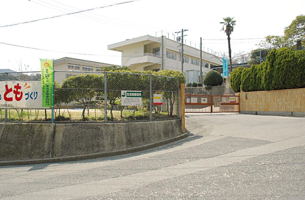 Primary school. 3808m free school bus service to Hiroshima Tatsutomo Elementary School