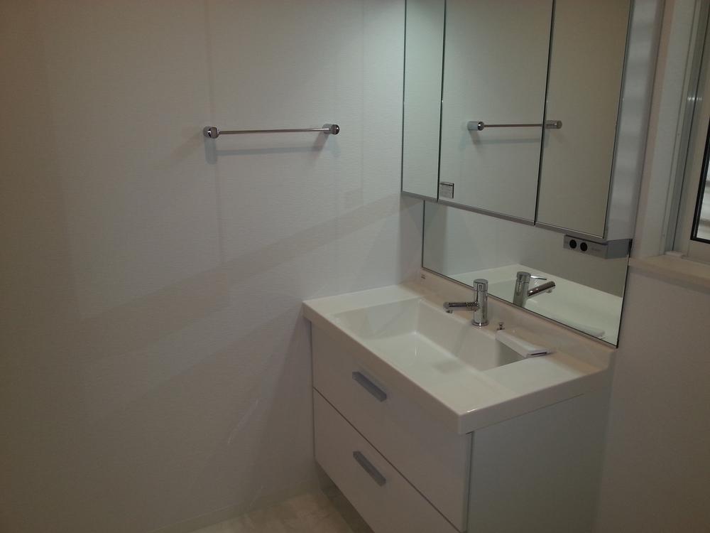 Wash basin, toilet. Local (March 2013) Shooting