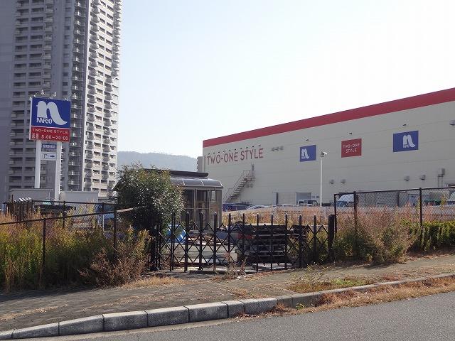 Home center. Nafuko Tsuwan style westerly New Urban 1373m to shop