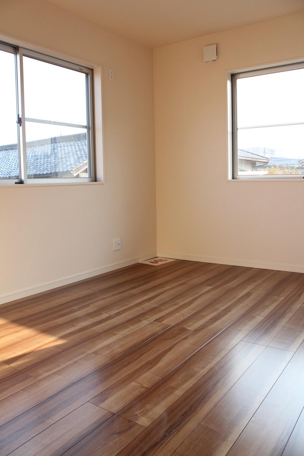 Other introspection. The second floor of the room. It is bright with light from a window. 