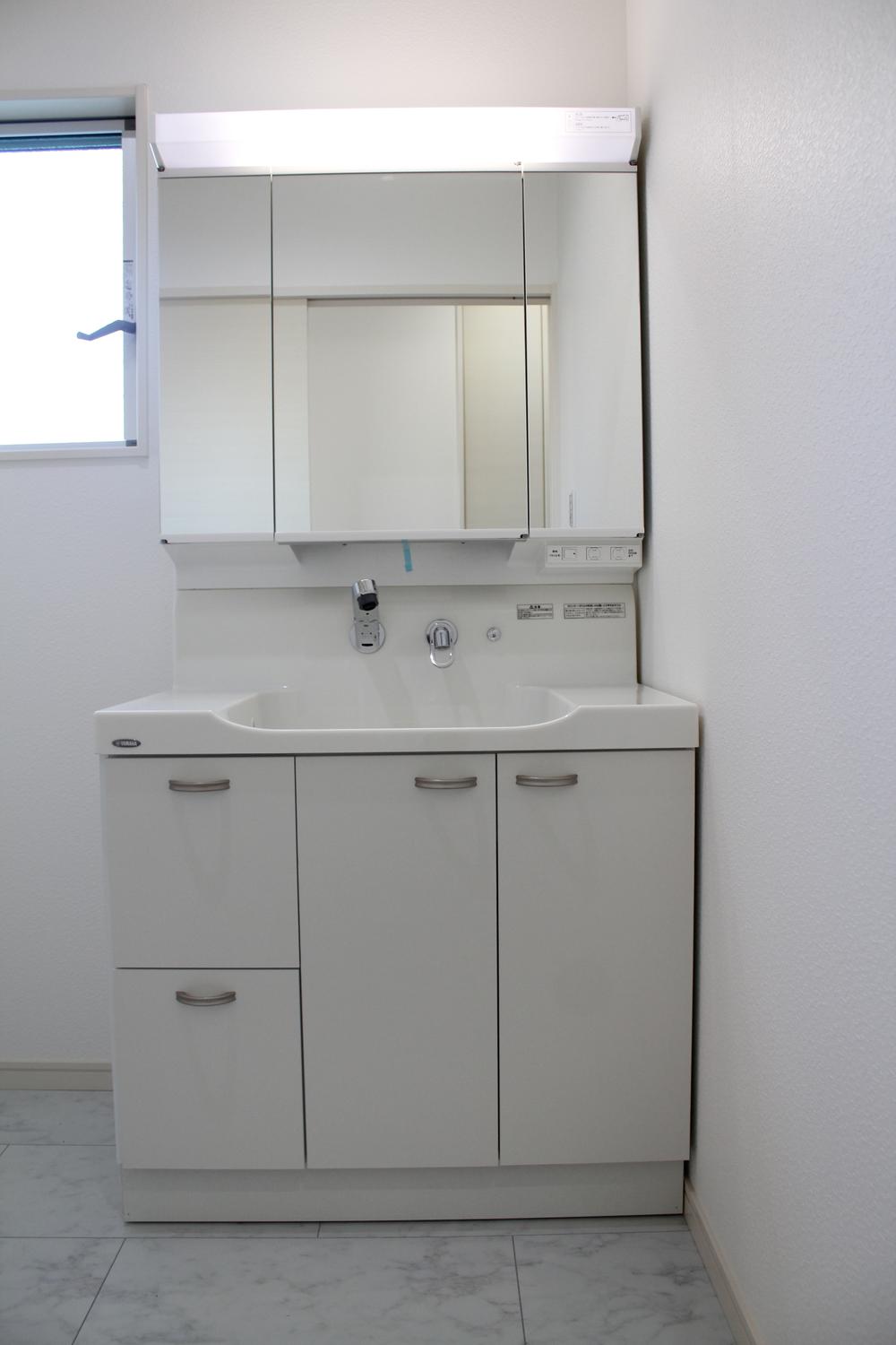 Wash basin, toilet. Since the spacious washroom, Supplies can be stored a lot of the day to below. 