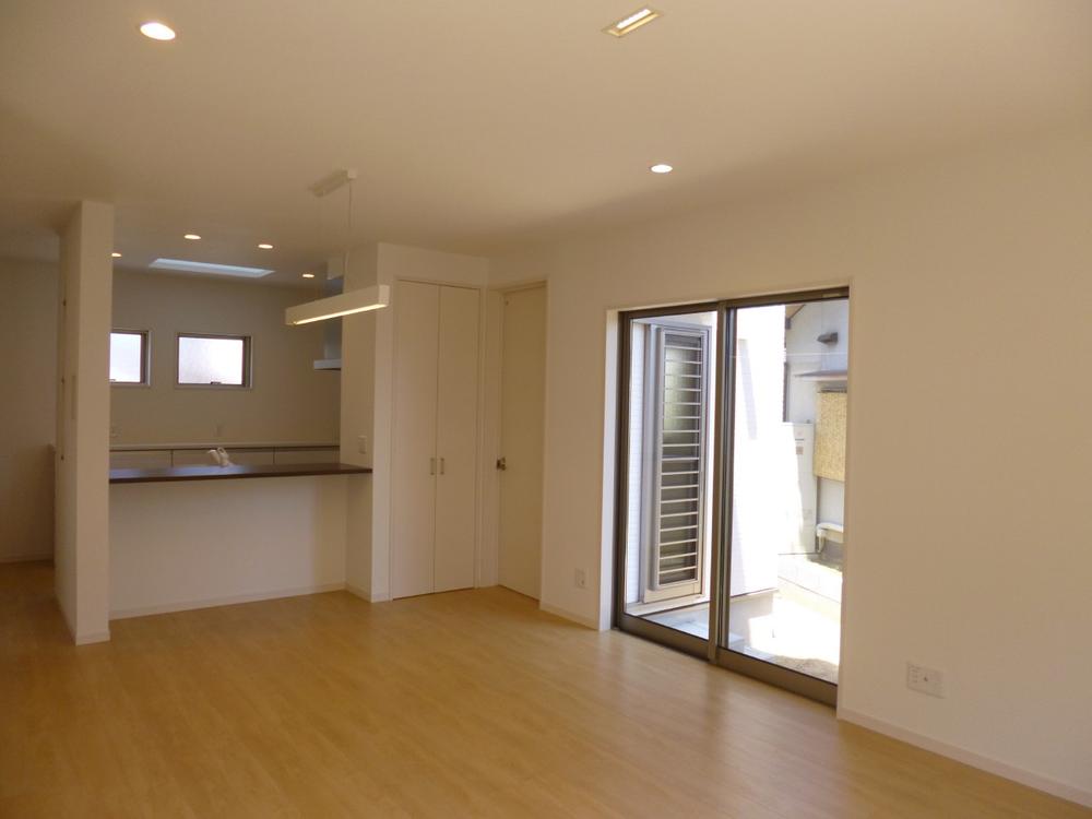 Living. A good atmosphere spacious living room is a rectangle, The layout of the furniture is easy to shape. 