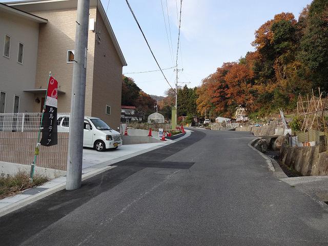 Local photos, including front road. It is recommended location for those who want to relax child-rearing!