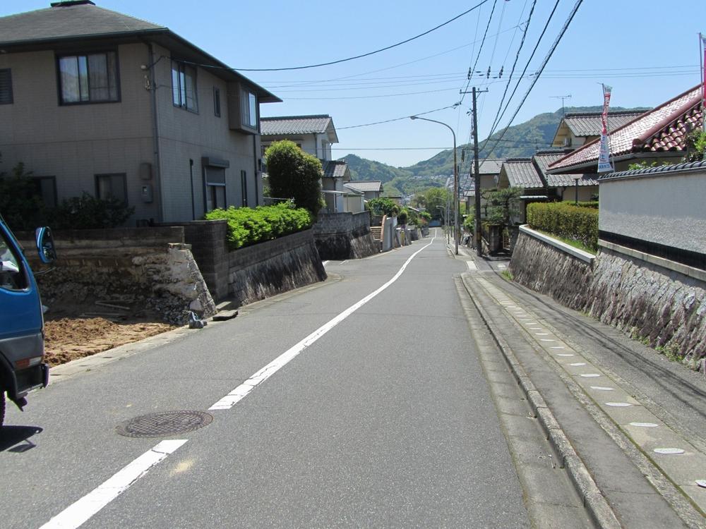 Local photos, including front road. Frontal road