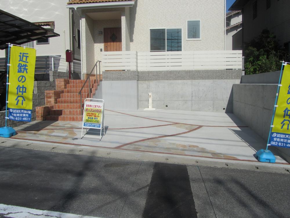 Local appearance photo. Easy parking! 