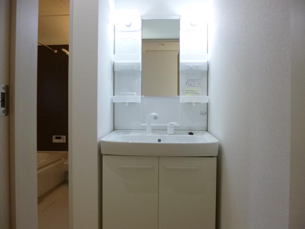 Wash basin, toilet. (December 2013) Shooting