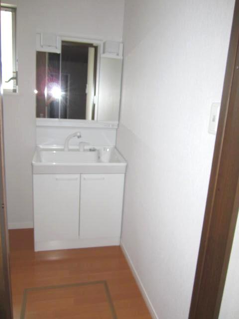 Wash basin, toilet. Room (August 2013) Shooting