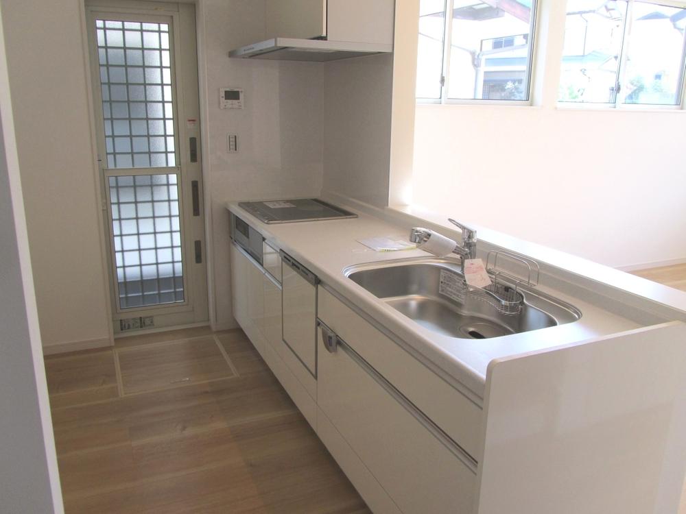 Same specifications photo (kitchen). It will be in the photo of another local of the completed property of the same series. Please refer. 