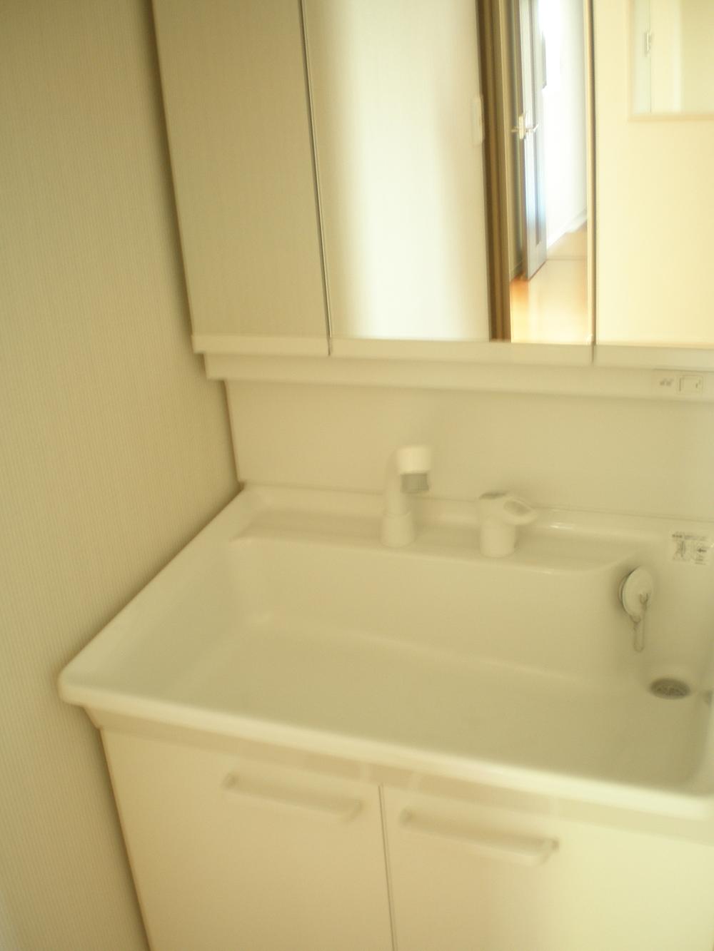 Wash basin, toilet. Room (August 2013) Shooting