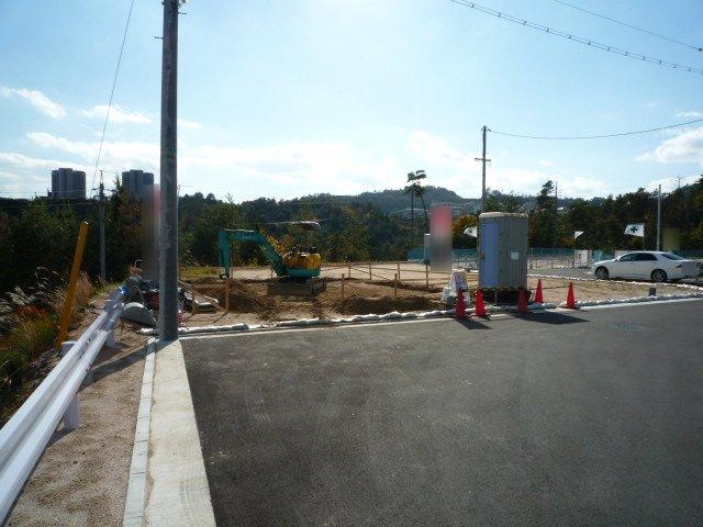 Local photos, including front road. Front road: 6m