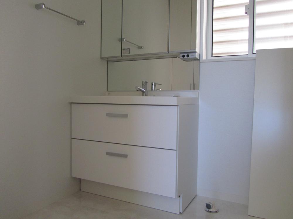 Wash basin, toilet. Indoor (11 May 2013) Shooting