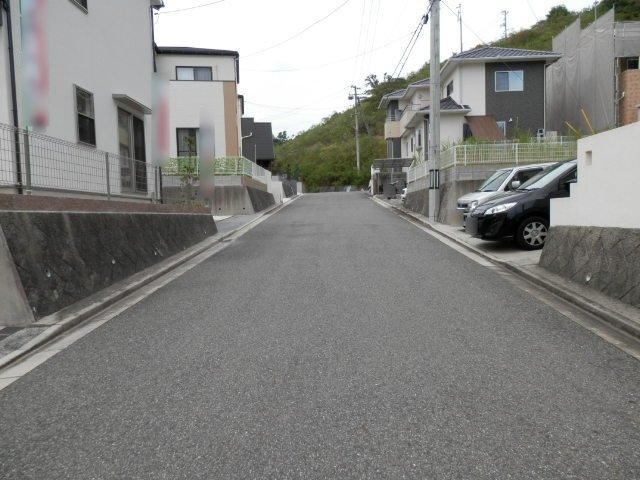 Local photos, including front road.  Front street: East 6m