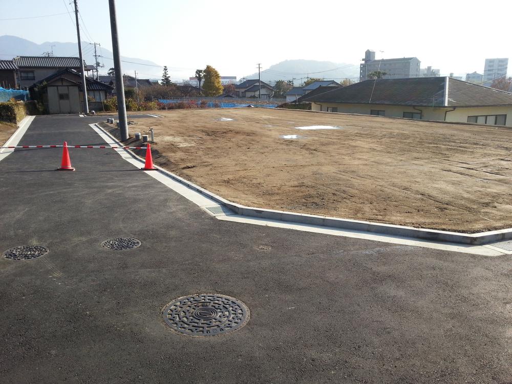 Local photos, including front road. None the entire building! Sunny!