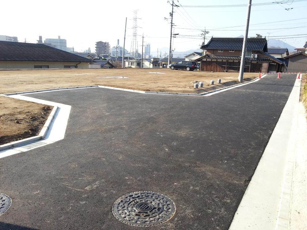 Local photos, including front road. Parking ・ Switching to Ease!