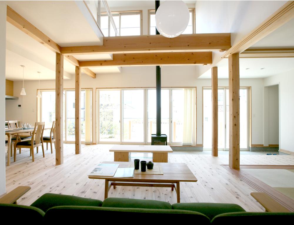 New building materials on the walls and beams ・ furniture ・ Adsorb the chemical substances generated from consumer electronics ・ Degrade vision of plaster ・ Using the acoustic aged wood. Open-minded LDK overlooking the garden. Wood-burning stove will enjoy living surrounding the provided flame to the dirt floor