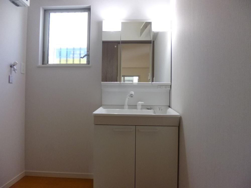 Wash basin, toilet. (September 2013) Shooting