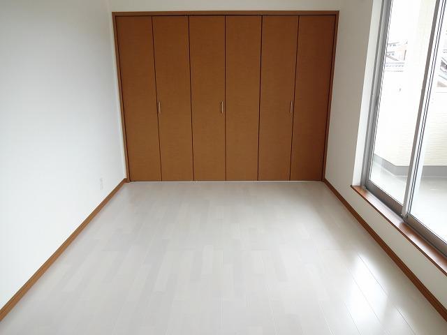 Non-living room. Equipped with storage of large capacity in Western-style. 