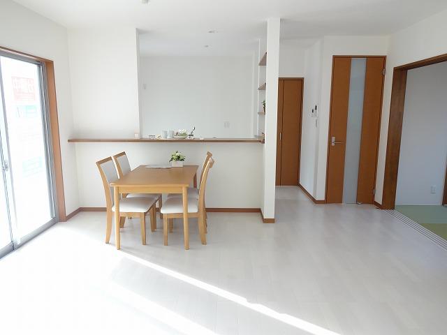 Living. Bright 18.0 Pledge of living Of the kitchen behind storage useful both as a food warehouse! Ideal for child-rearing environment because the surrounding environment also expect of