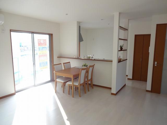 Living. Plug the natural light because it is also the bright living colonnade there is a big window. 